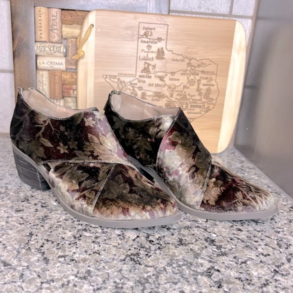 Me Too Adam Tucker Taze Velvet Floral Booties Size 6 1/2